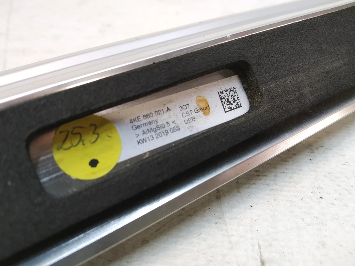 Рейлинг крыши левый с повреждением Audi E-tron 4KE860021A