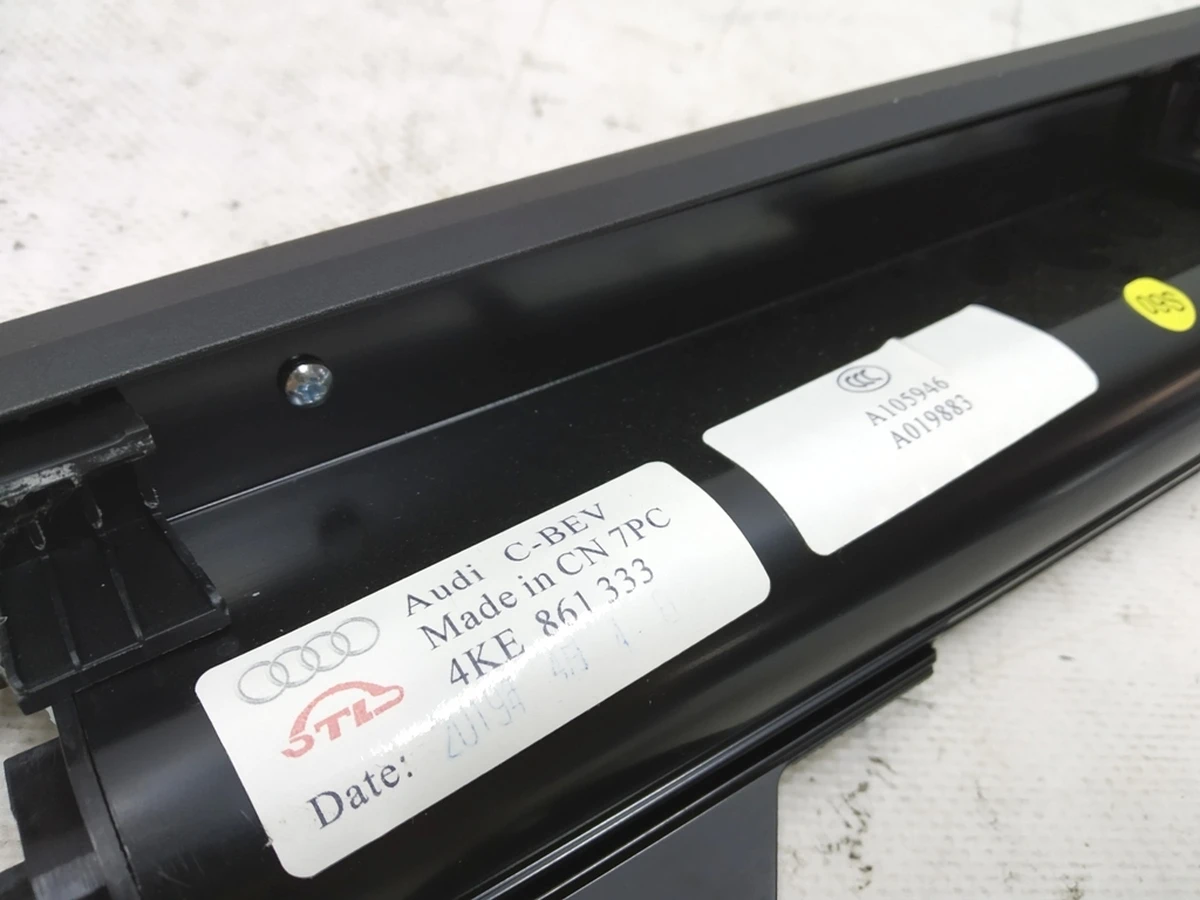 Шторка сонцезахисна для скла двері задньої лівої Audi E-tron 4KE861333