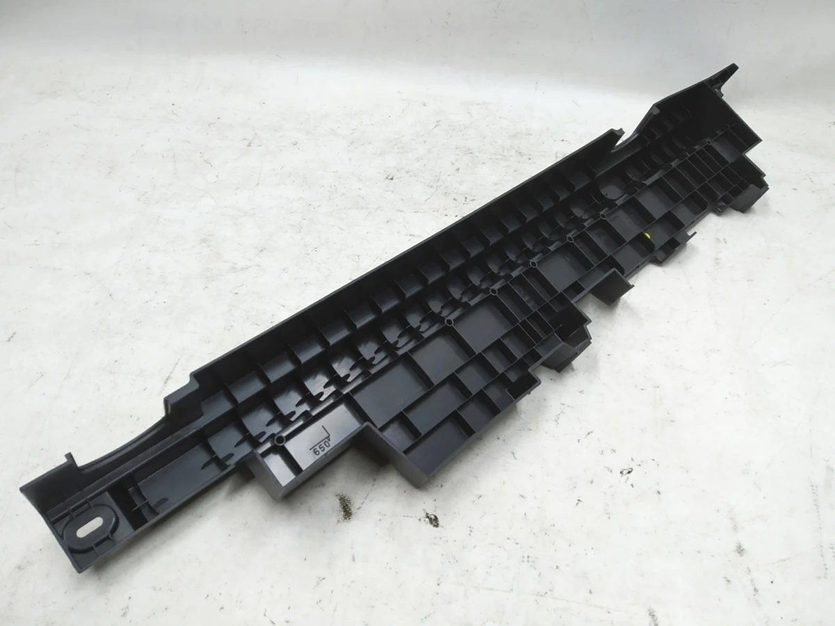 Накладка багажного відсіку права нижня Audi E-tron 4KE861828A