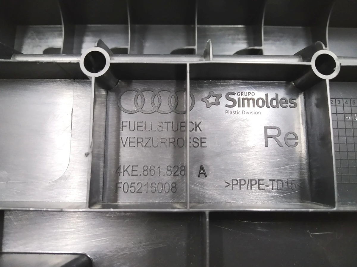 Накладка багажного відсіку права нижня Audi E-tron 4KE861828A