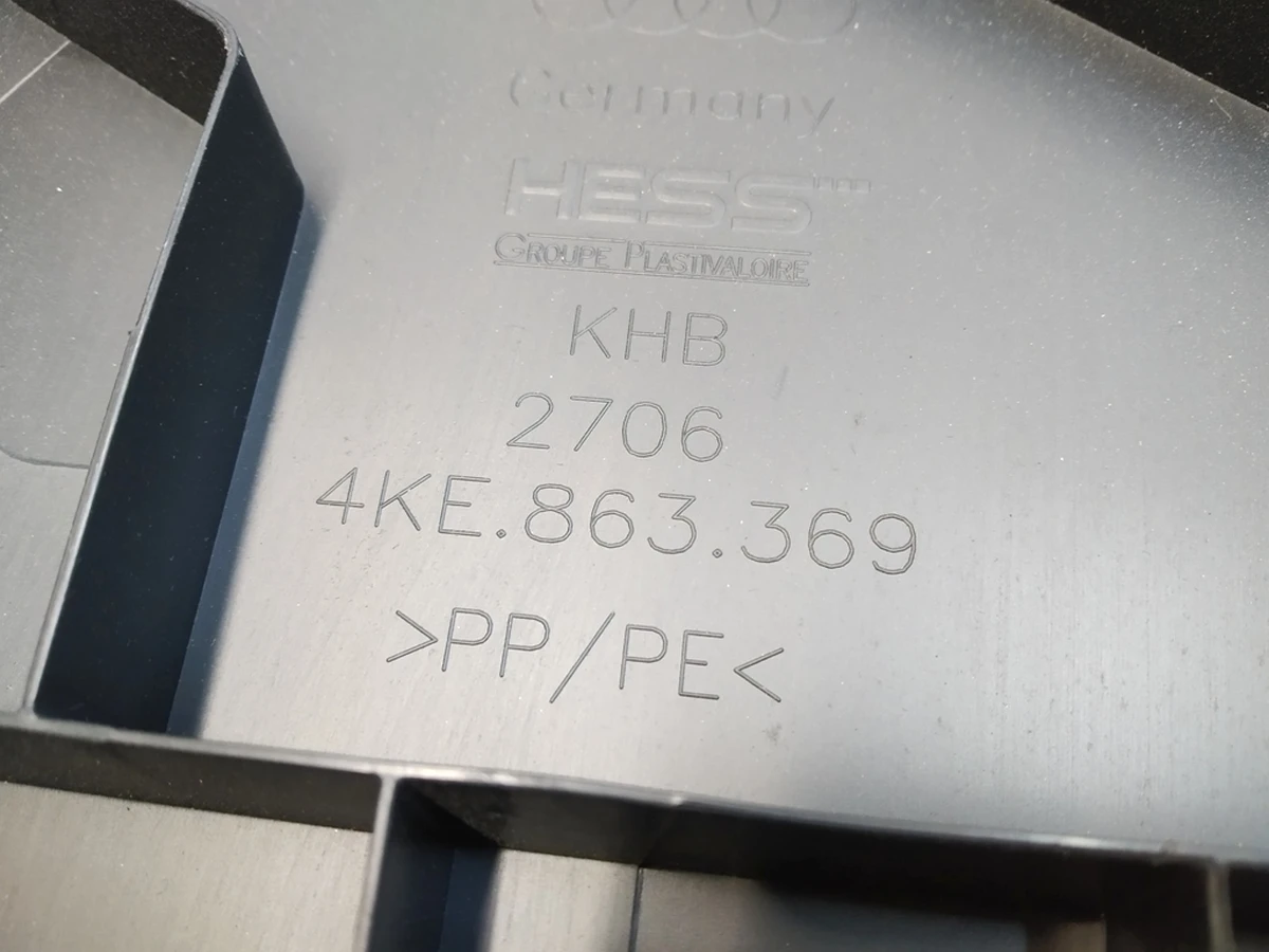 Крышка вещевого отделения переднего с повреждением Audi E-tron 4KE863369