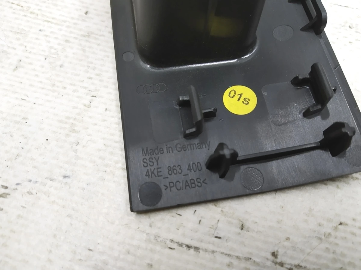 Накладка подстаканника центральной консоли внутренняя задняя Audi E-tron 4KE863400