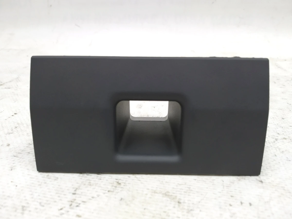 Накладка подстаканника центральной консоли внутренняя задняя Audi E-tron 4KE863400