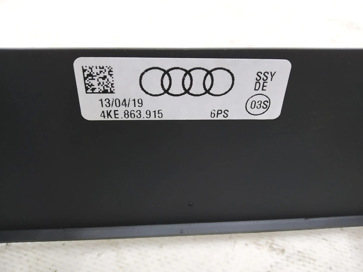 Накладка центральной консоли задняя верхняя 6PS Audi E-tron 4KE863915