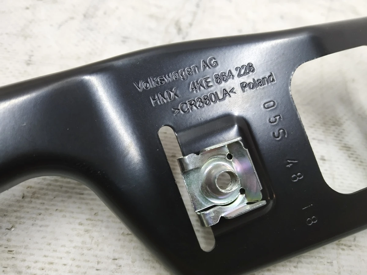 Кронштейн кріплення спинки сидіння другого ряду правий Audi E-tron 4KE864228