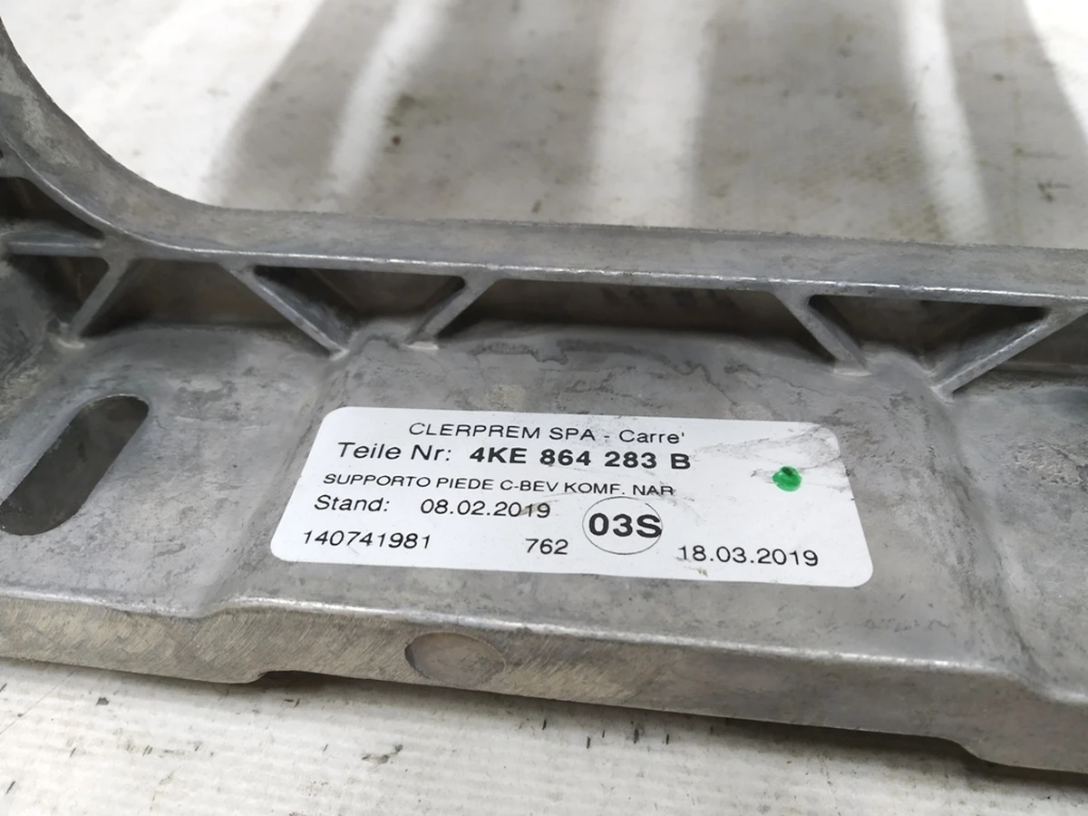 Опора металева центральної консолі Audi E-tron 4KE864283B