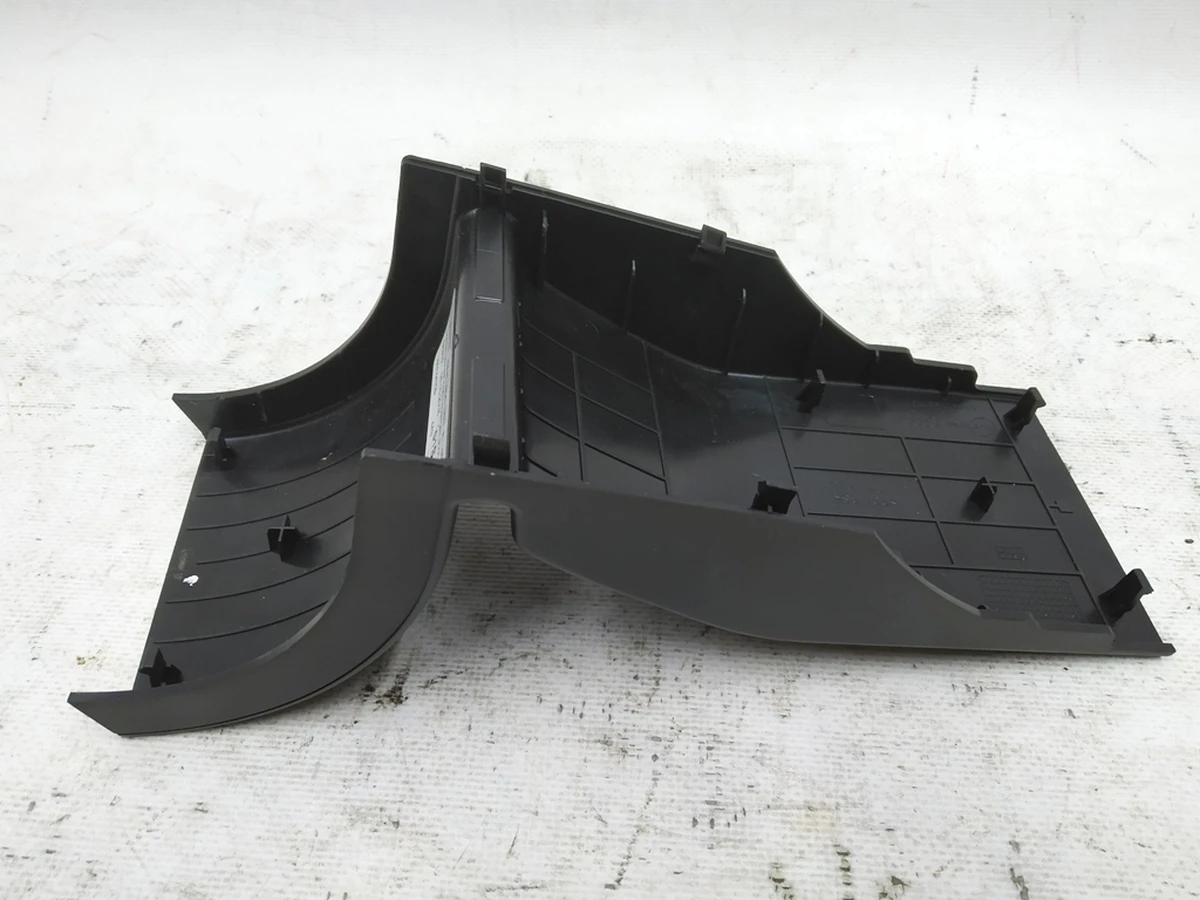 Накладка опоры подлокотника центральной консоли нижняя Audi E-tron 4KE864357A