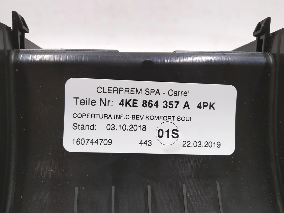 Накладка опоры подлокотника центральной консоли нижняя Audi E-tron 4KE864357A