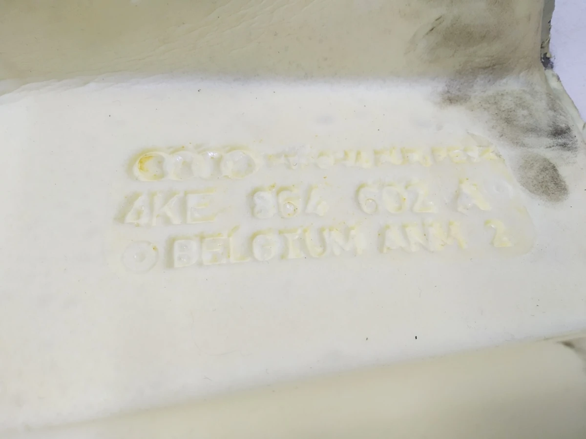 Шумоізоляція ніші запасного колеса передня частина Audi E-tron 4KE864602A