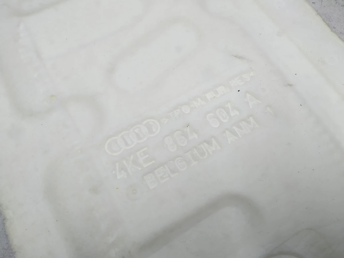 Шумоізоляція ніші запасного колеса ззаду Audi E-tron 4KE864604A