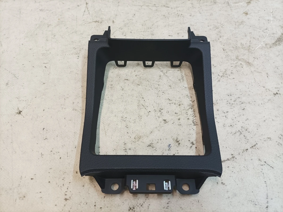 Накладка речового відділення центральної консолі (підлокітника) із пошкодженням Audi E-tron 4KE864981