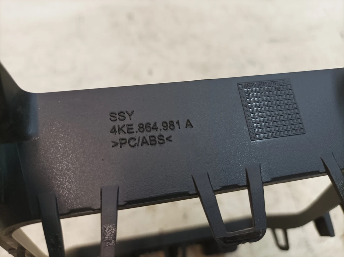 Накладка речового відділення центральної консолі (підлокітника) із пошкодженням Audi E-tron 4KE864981