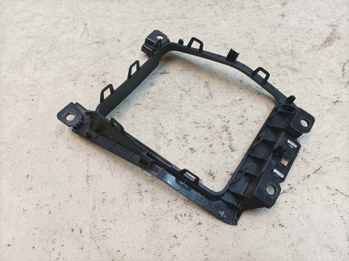 Накладка речового відділення центральної консолі (підлокітника) із пошкодженням Audi E-tron 4KE864981