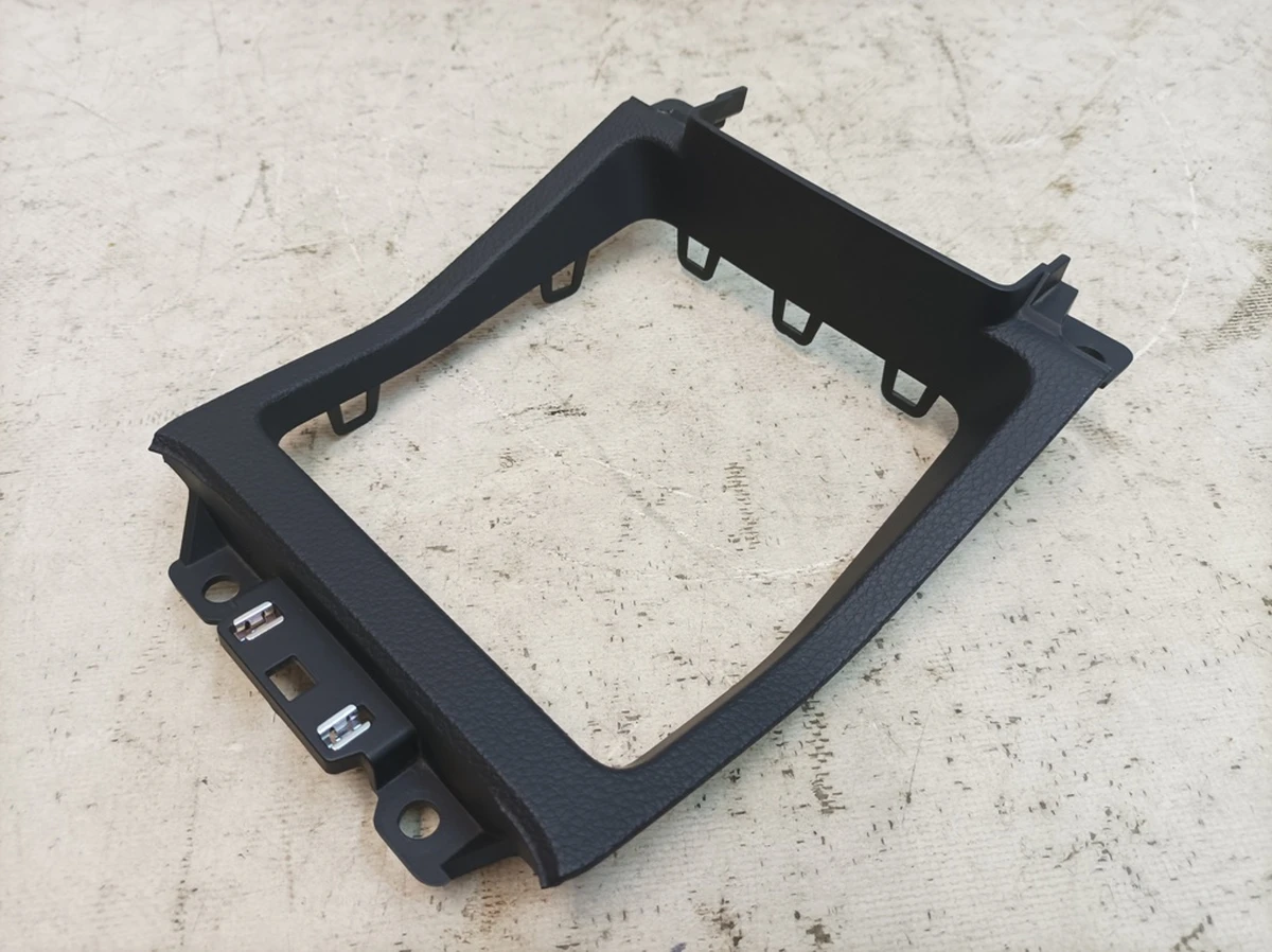 Накладка речового відділення центральної консолі (підлокітника) із пошкодженням Audi E-tron 4KE864981