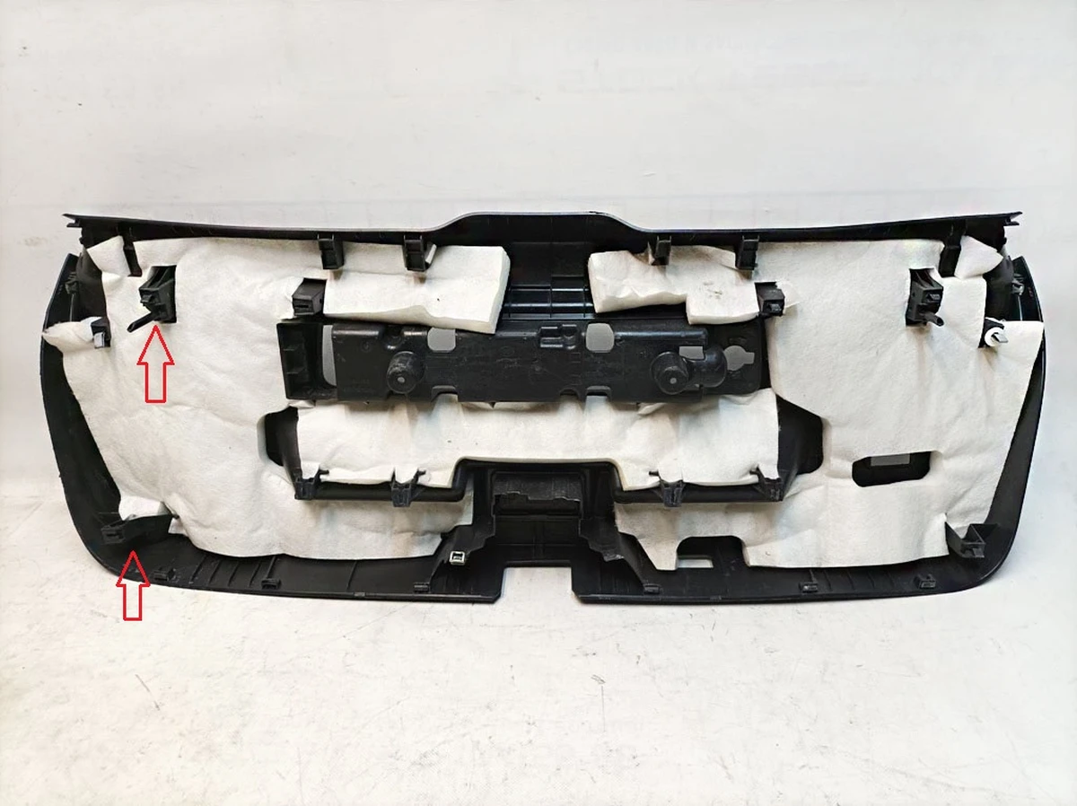 Облицовка крышки багажного отсека с повреждением Audi E-tron 4KE867973