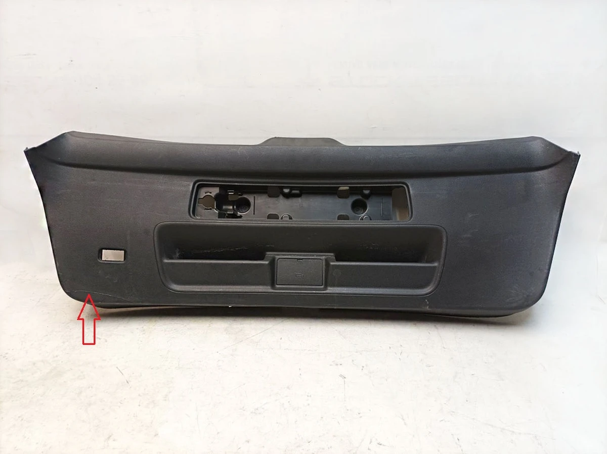 Облицовка крышки багажного отсека с повреждением Audi E-tron 4KE867973