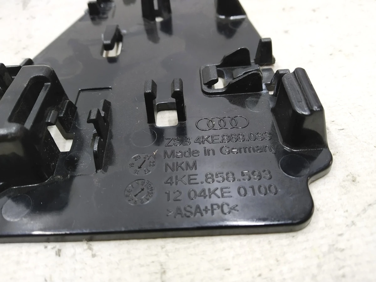 Пластина кріплення передньої камери допоміжних систем водія Audi E-tron 4KE868033