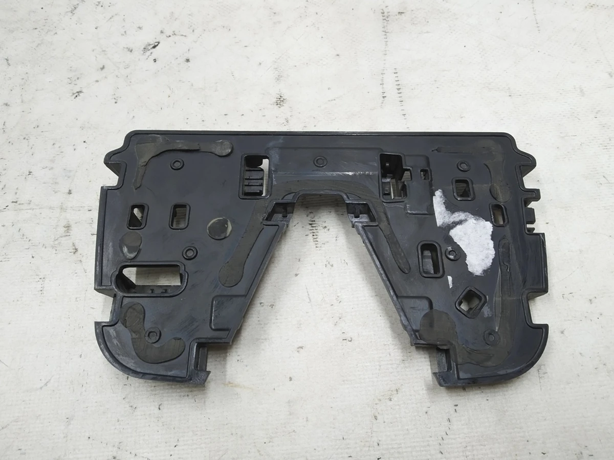 Пластина кріплення передньої камери допоміжних систем водія Audi E-tron 4KE868033