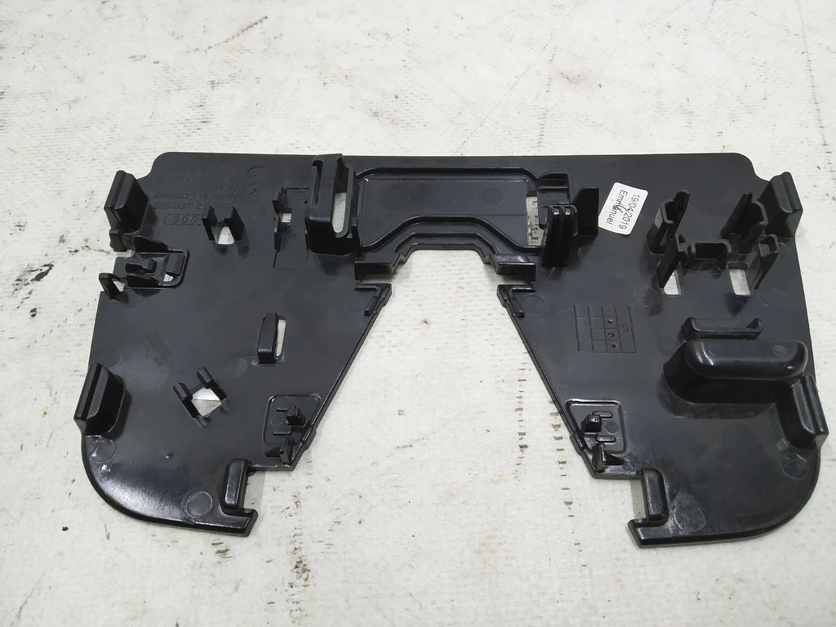 Пластина кріплення передньої камери допоміжних систем водія Audi E-tron 4KE868033