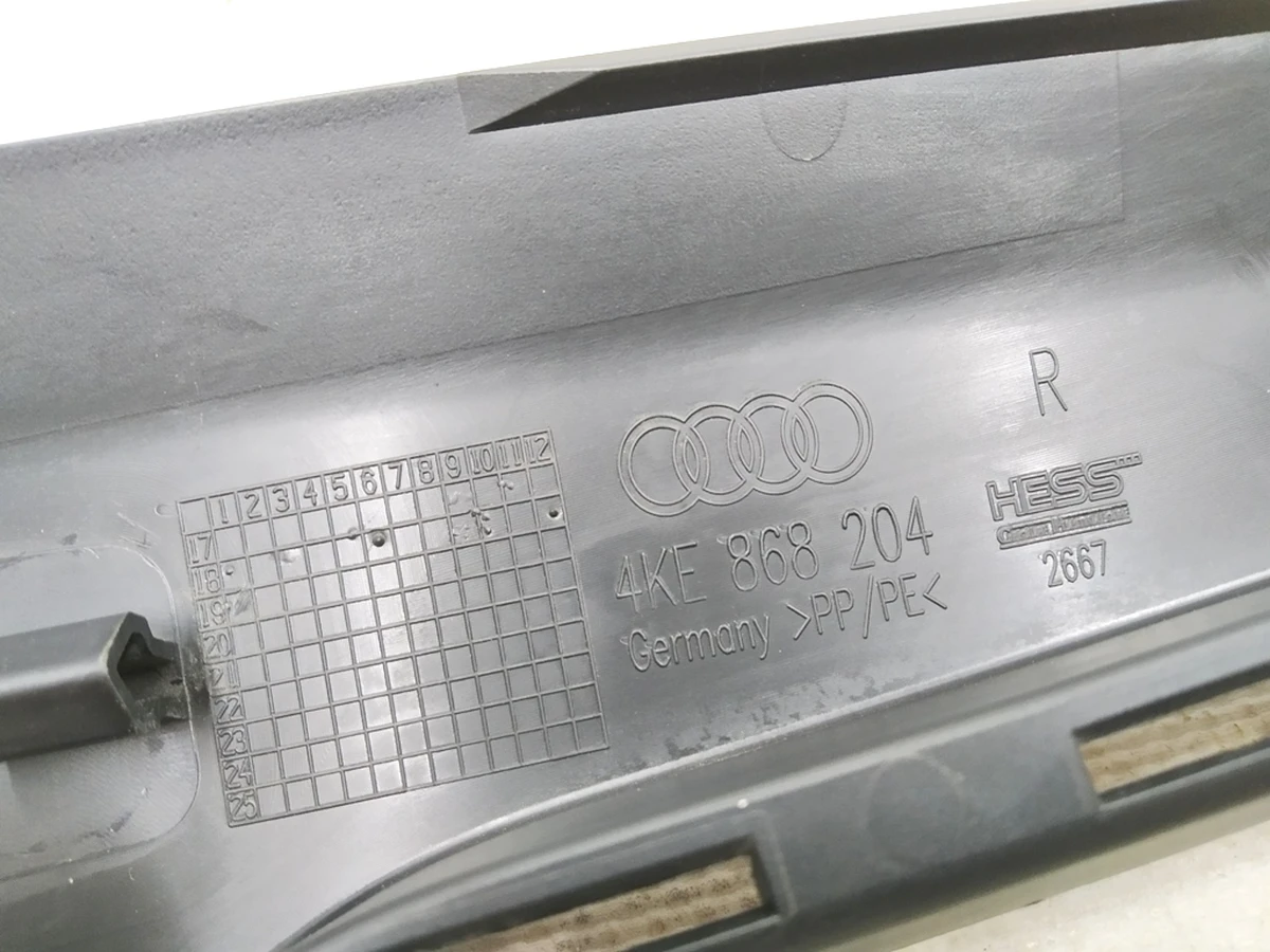 Облицювання стійки А підсилювач права Audi E-tron 4KE868204