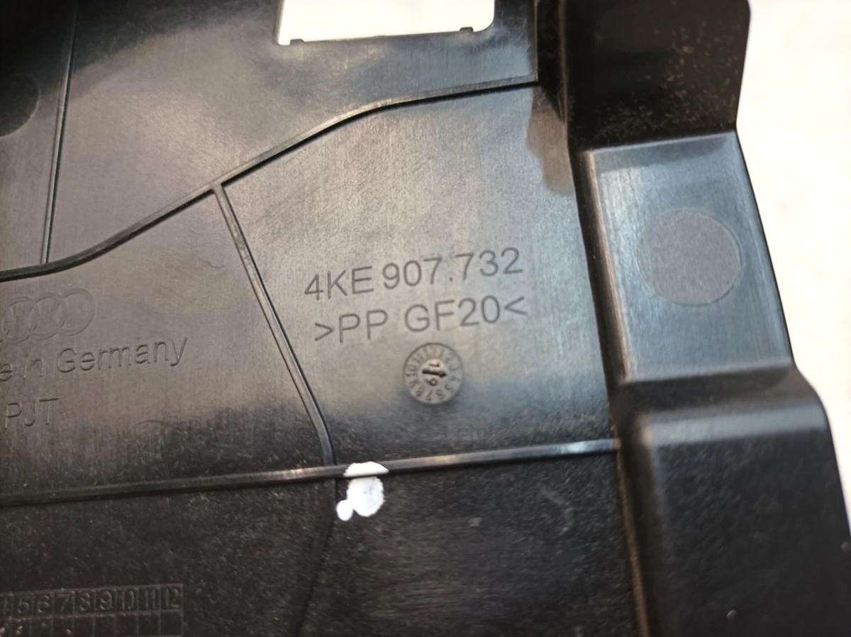 Кронштейн блоку керування Audi E-tron 4KE907732