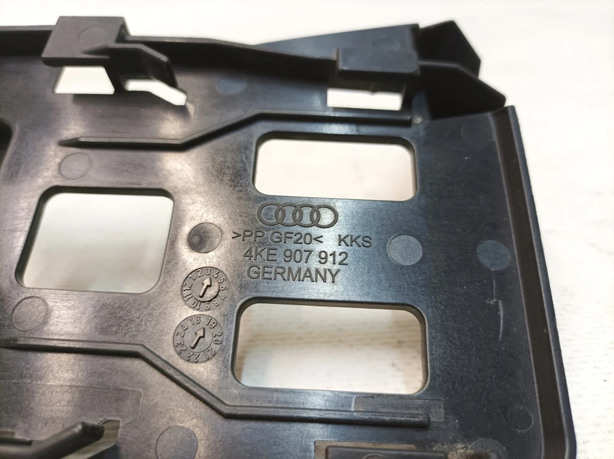 Кронштейн блоку керування правий Audi E-tron 4KE907912