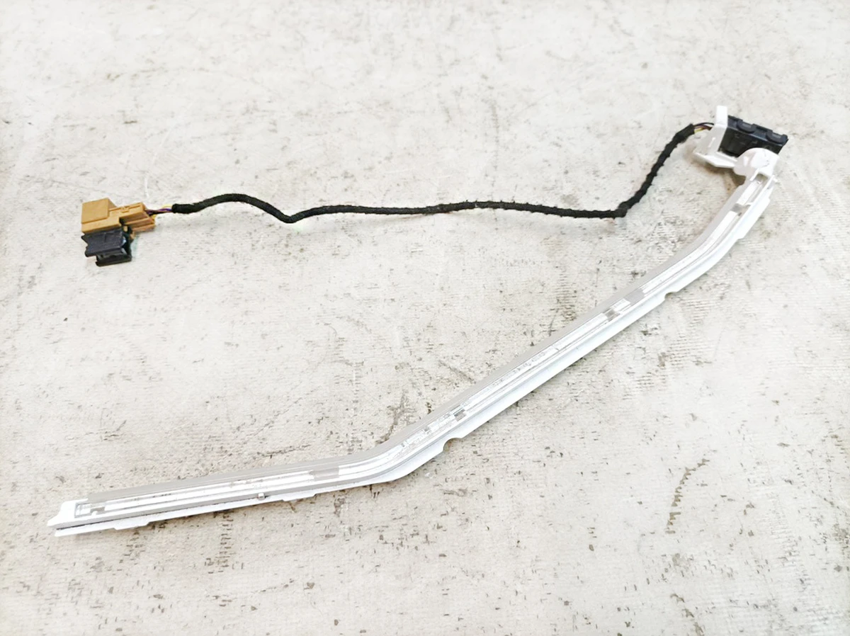 Планка бокового підсвічування центральної консолі ліва Audi E-tron 4KE947093B