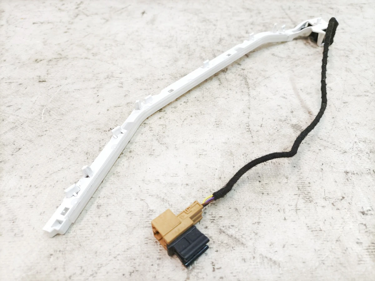 Планка бокового підсвічування центральної консолі ліва Audi E-tron 4KE947093B