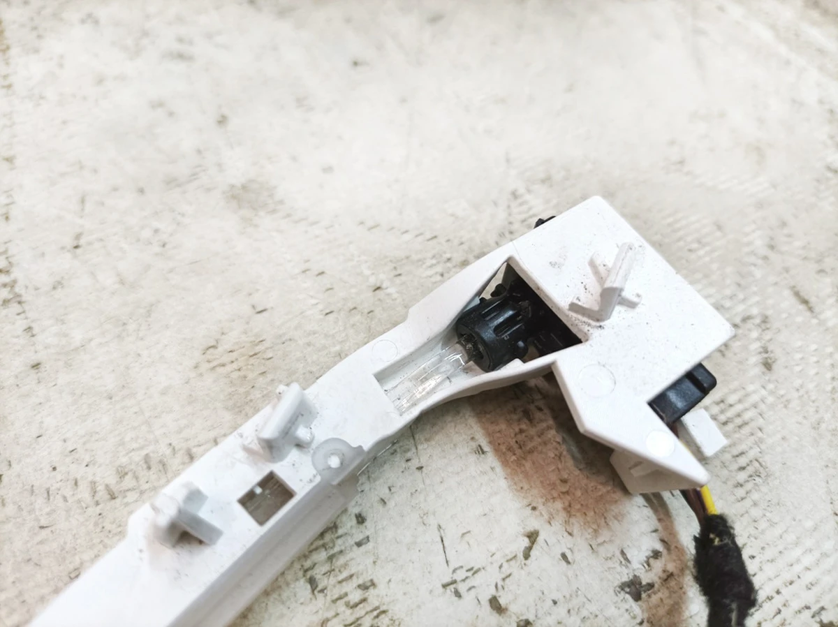 Планка бокового підсвічування центральної консолі ліва Audi E-tron 4KE947093B