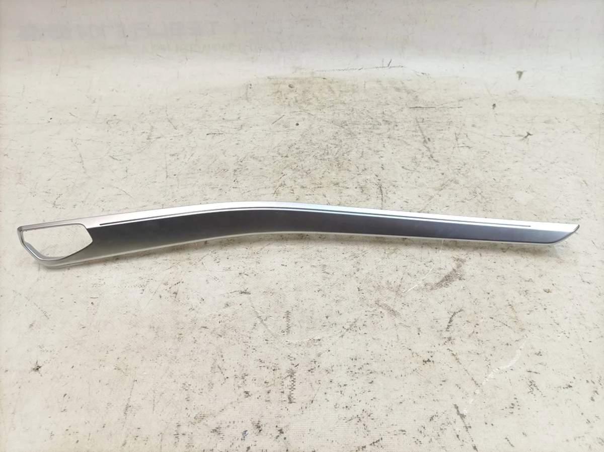 Накладка подлокотника карты двери задней правой (поврежден светопроводящий элемент) Audi E-tron 4KE947188B