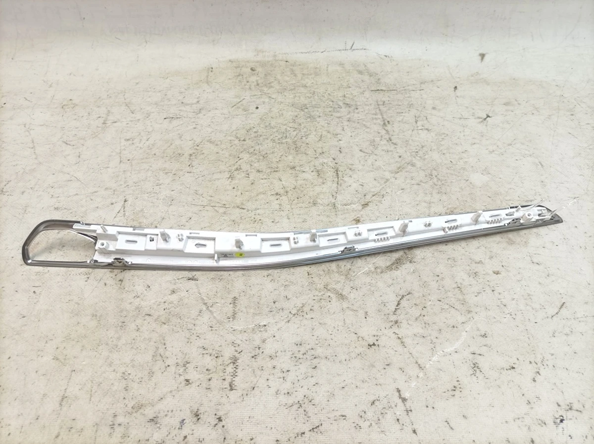 Накладка подлокотника карты двери задней правой (поврежден светопроводящий элемент) Audi E-tron 4KE947188B