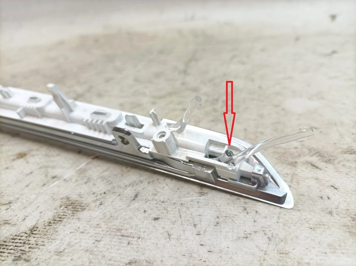 Накладка подлокотника карты двери задней правой (поврежден светопроводящий элемент) Audi E-tron 4KE947188B