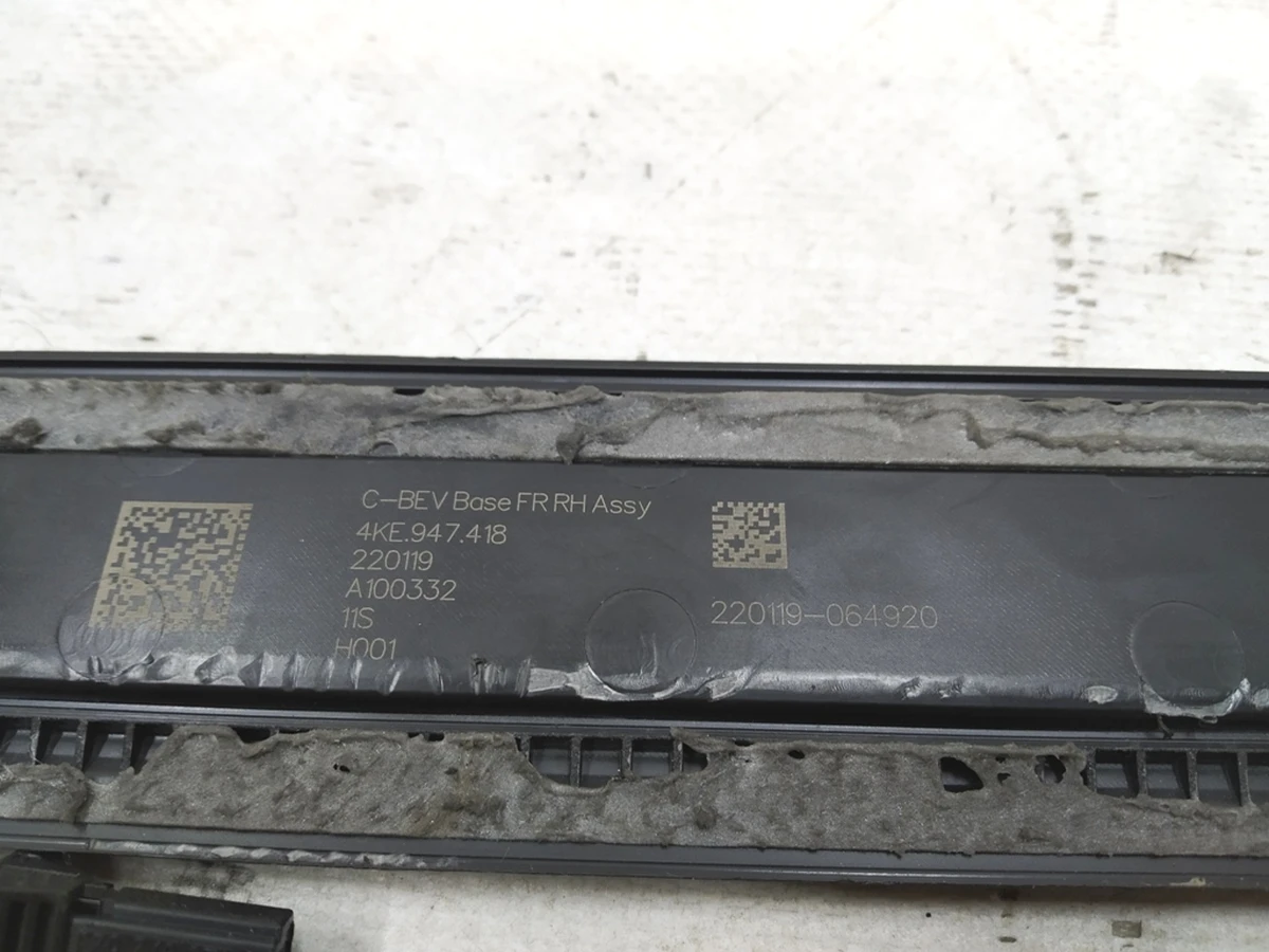 Накладка порога переднього правого з підсвічуванням з ушкодженням Audi E-tron 4KE947418