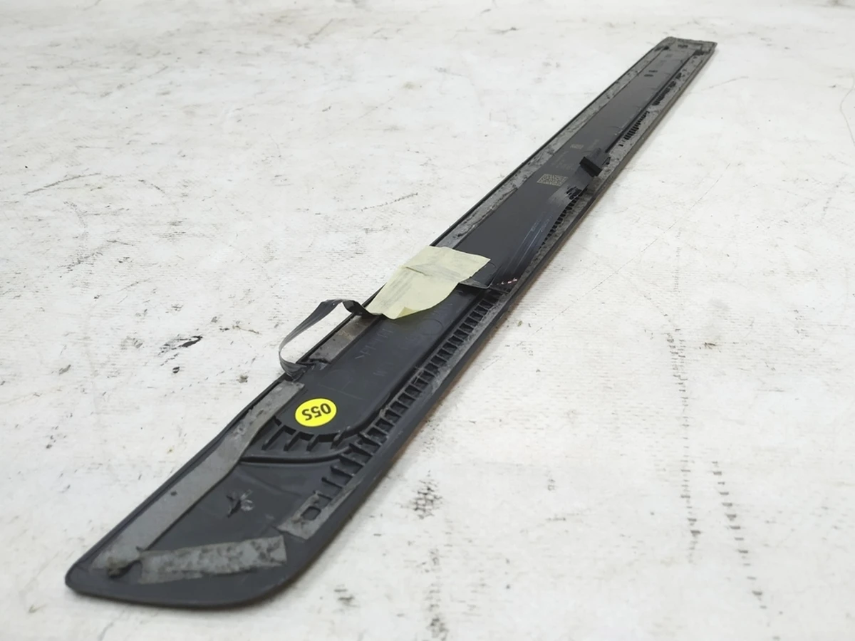 Накладка порога переднього правого з підсвічуванням з ушкодженням Audi E-tron 4KE947418