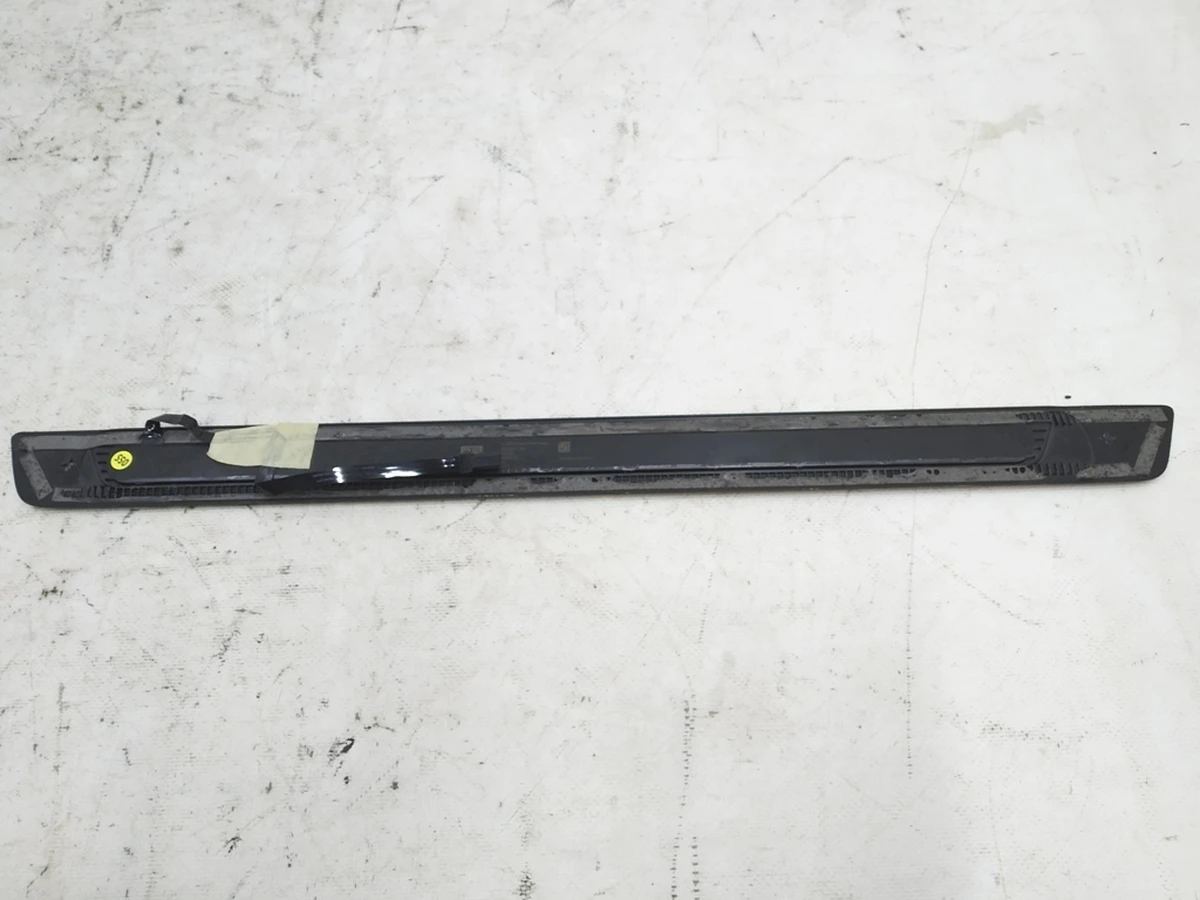 Накладка порога переднього правого з підсвічуванням з ушкодженням Audi E-tron 4KE947418