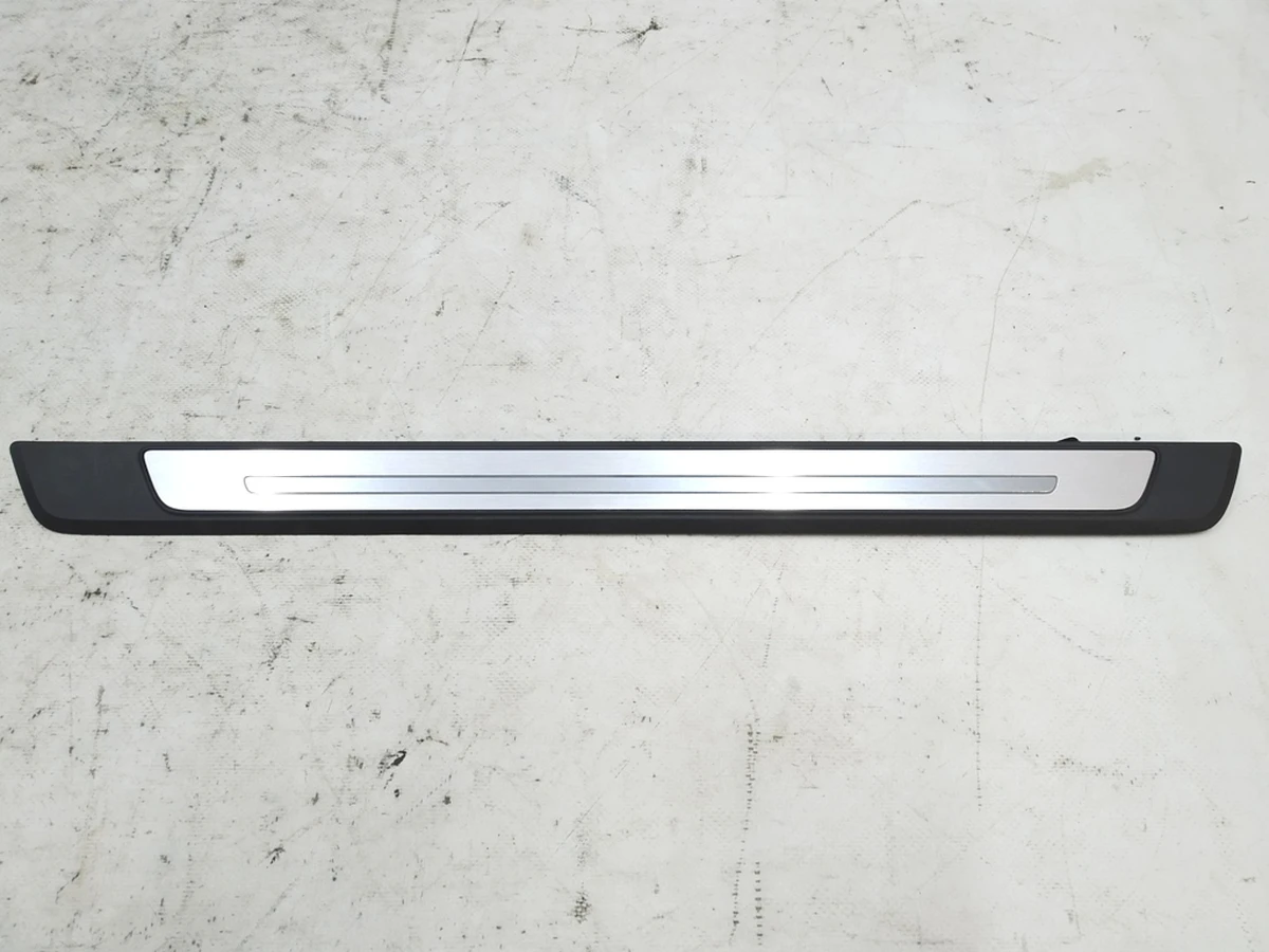 Накладка порога переднього правого з підсвічуванням з ушкодженням Audi E-tron 4KE947418