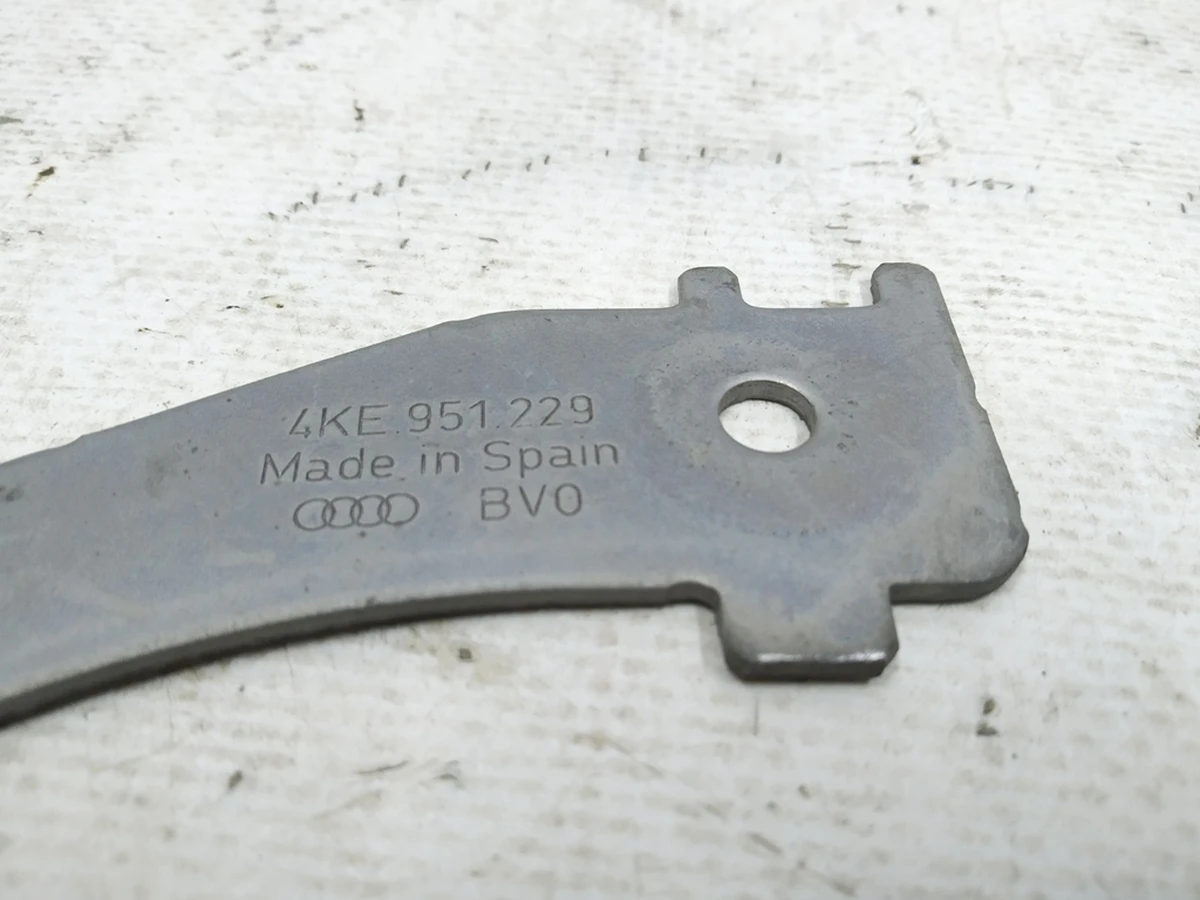 Пружинна скоба кріплення клаксону ліва Audi E-tron 4KE951229