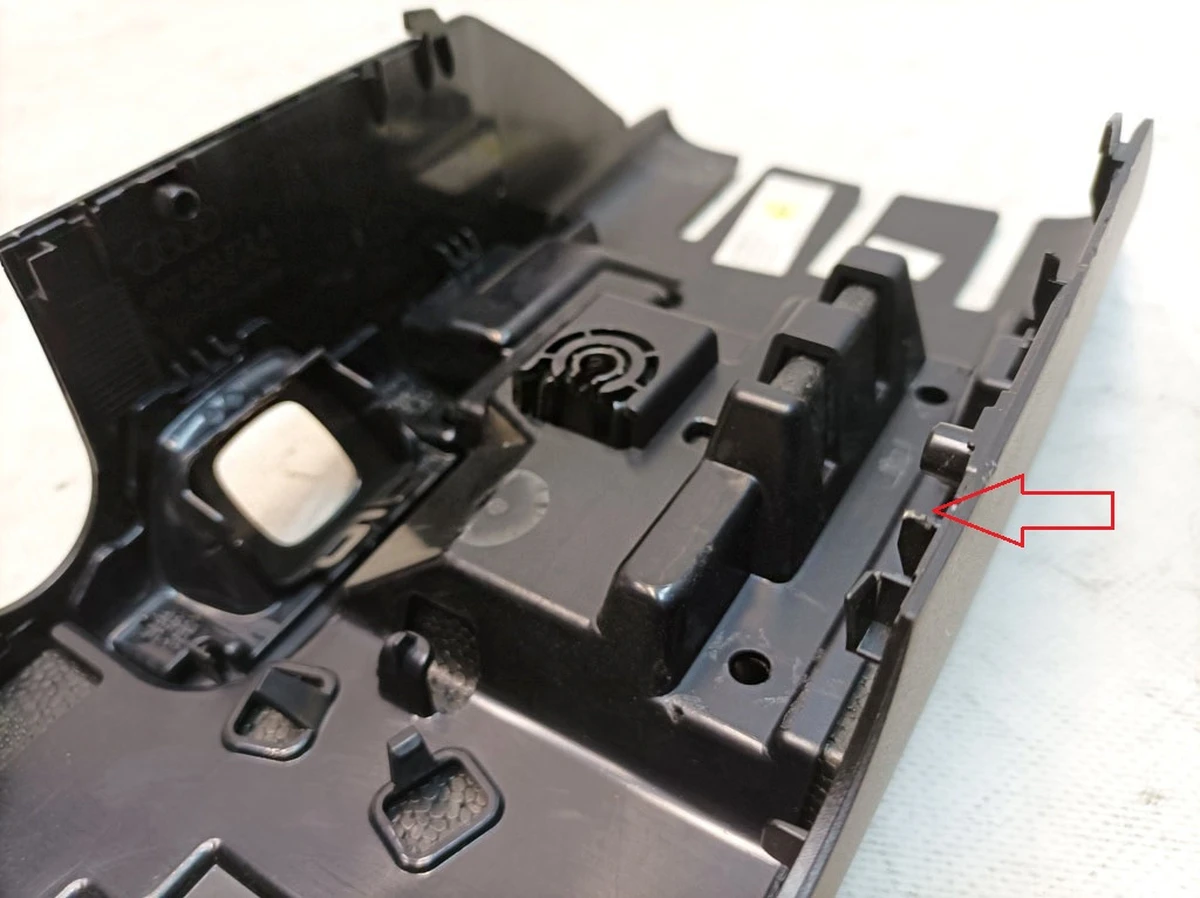 Облицювання рульової колонки нижня частина з пошкодженням Audi E-tron 4KE953512A