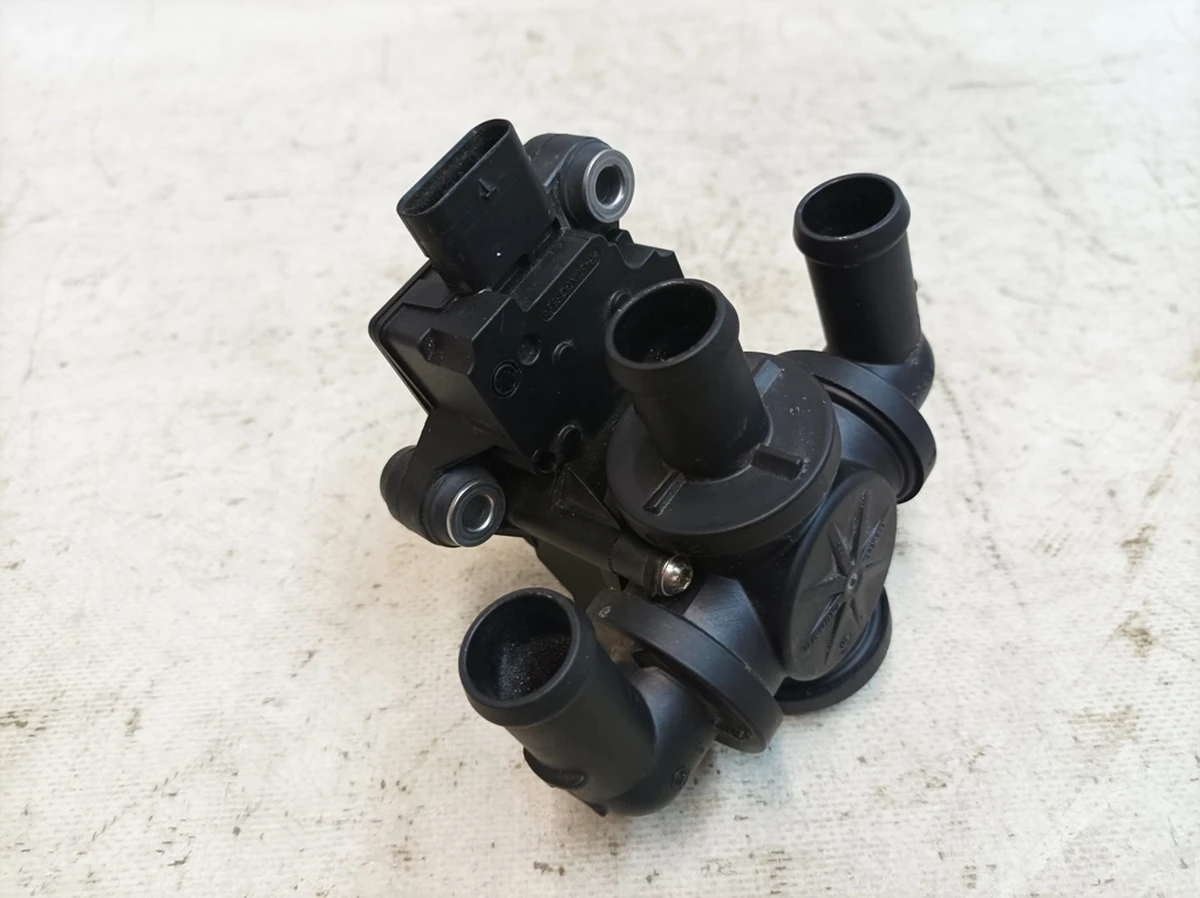 Клапан электрический системы охлаждения с повреждением Audi E-tron 4KE963375K