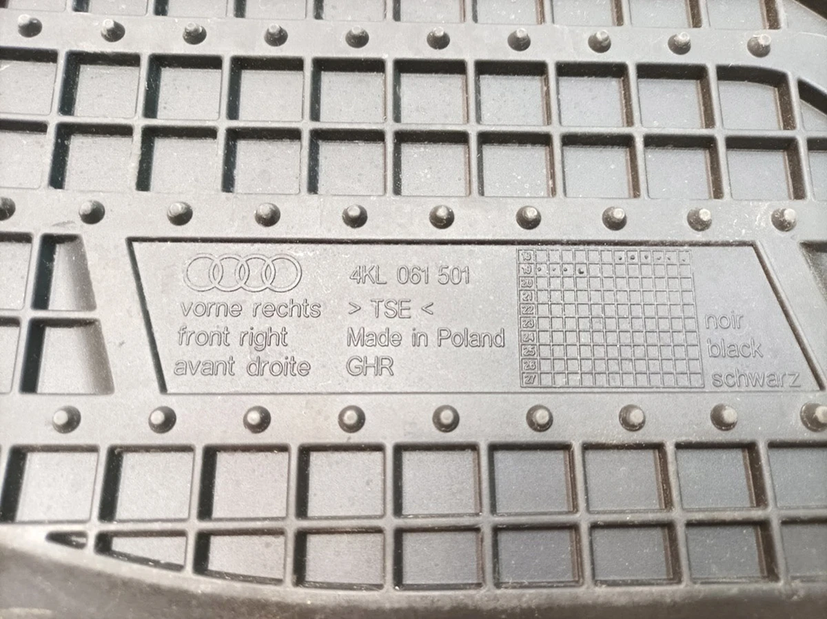 Коврик всепогодный (резиновый) с надписью передний правый Audi E-tron 4KL061501