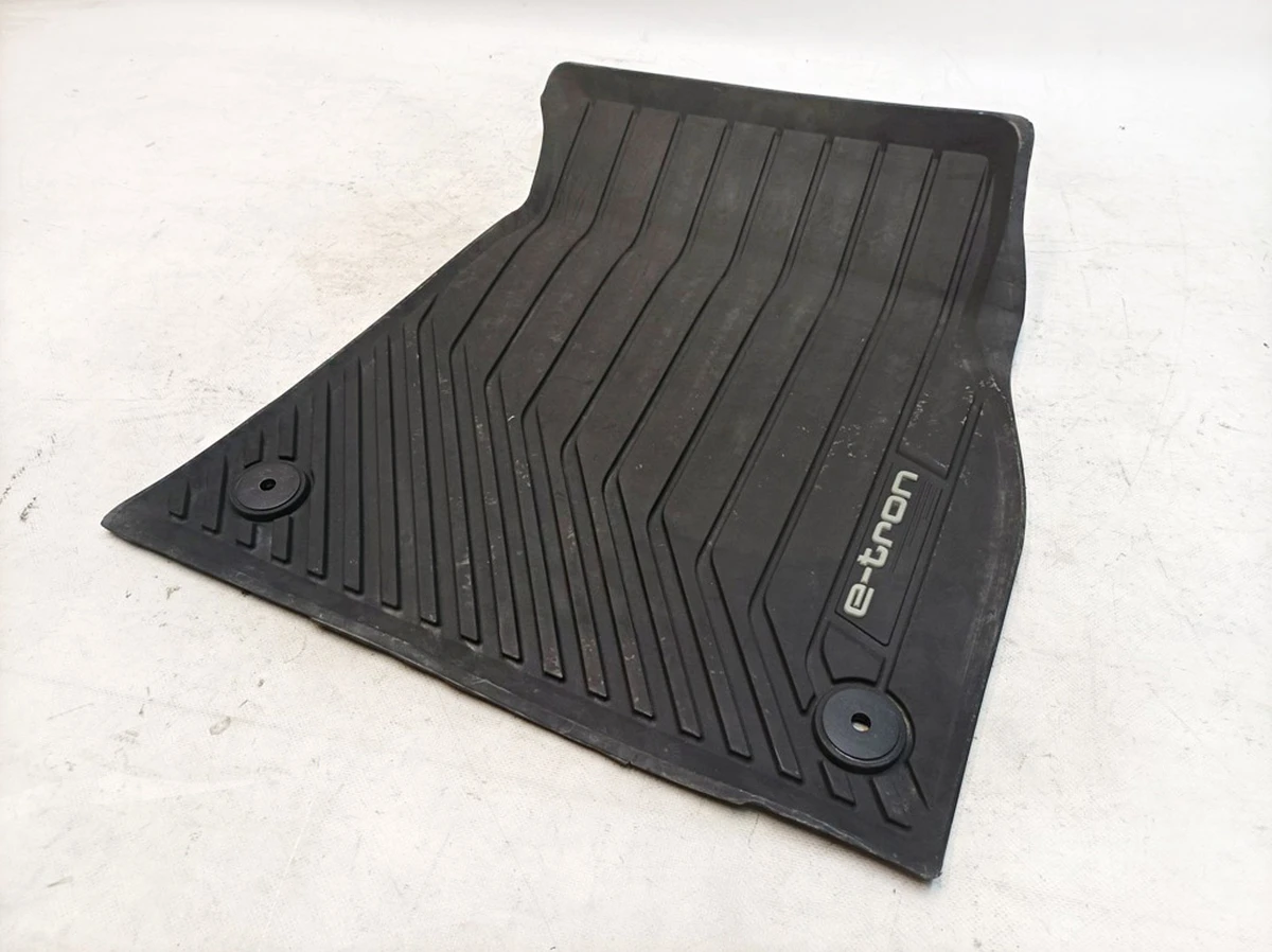 Коврик всепогодный (резиновый) с надписью передний правый Audi E-tron 4KL061501