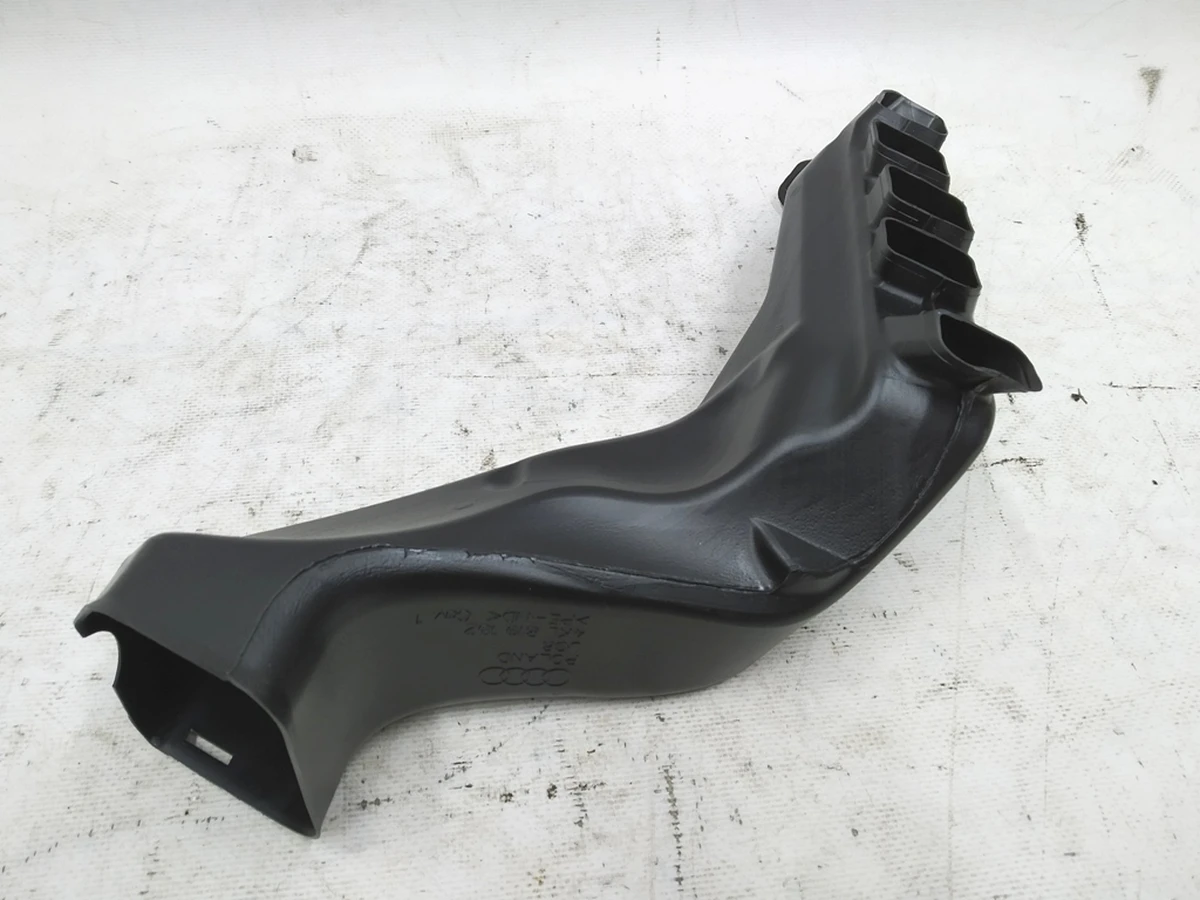 Повітропровід обдува простору для ніг переднього правого Audi E-tron 4KL819152