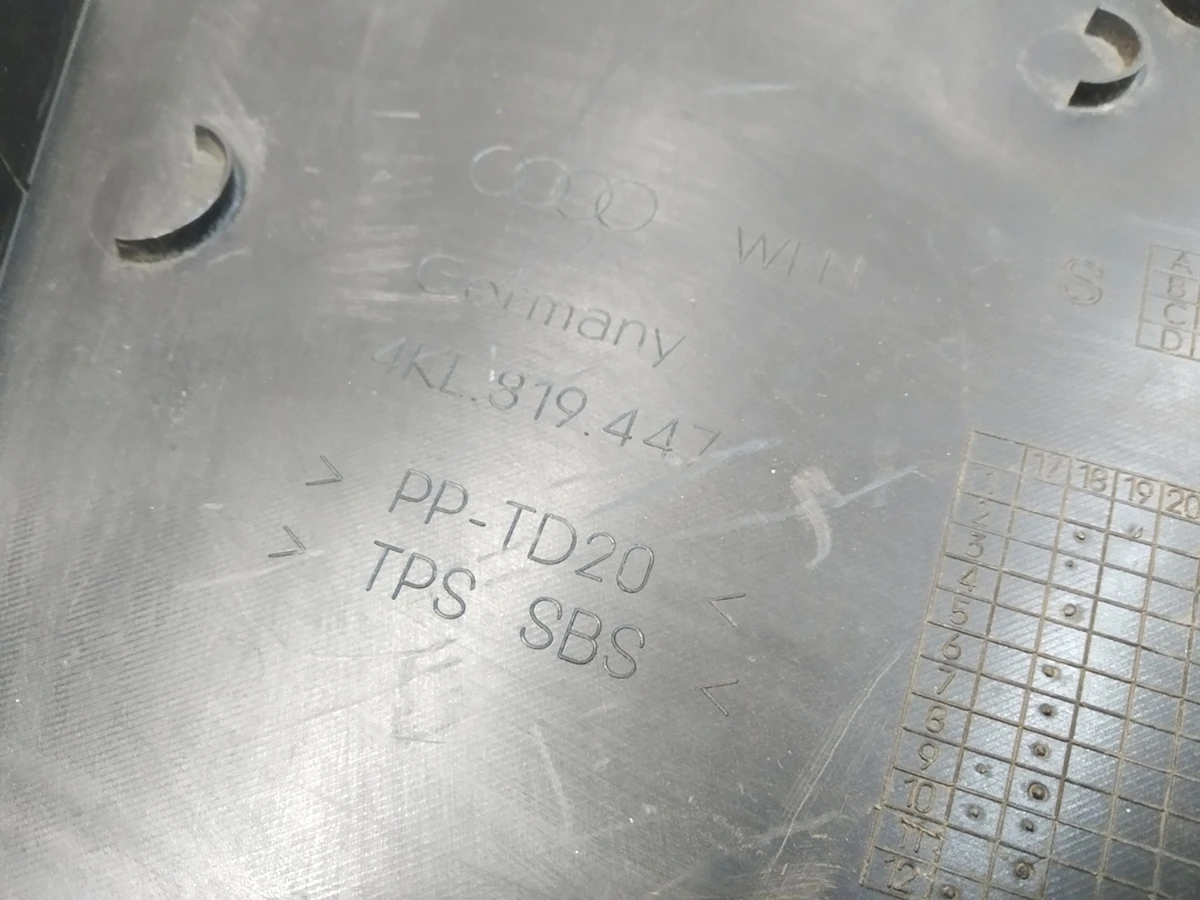 Кришка кожуха водовідвідного короба ліва з пошкодженням Audi E-tron 4KL819447