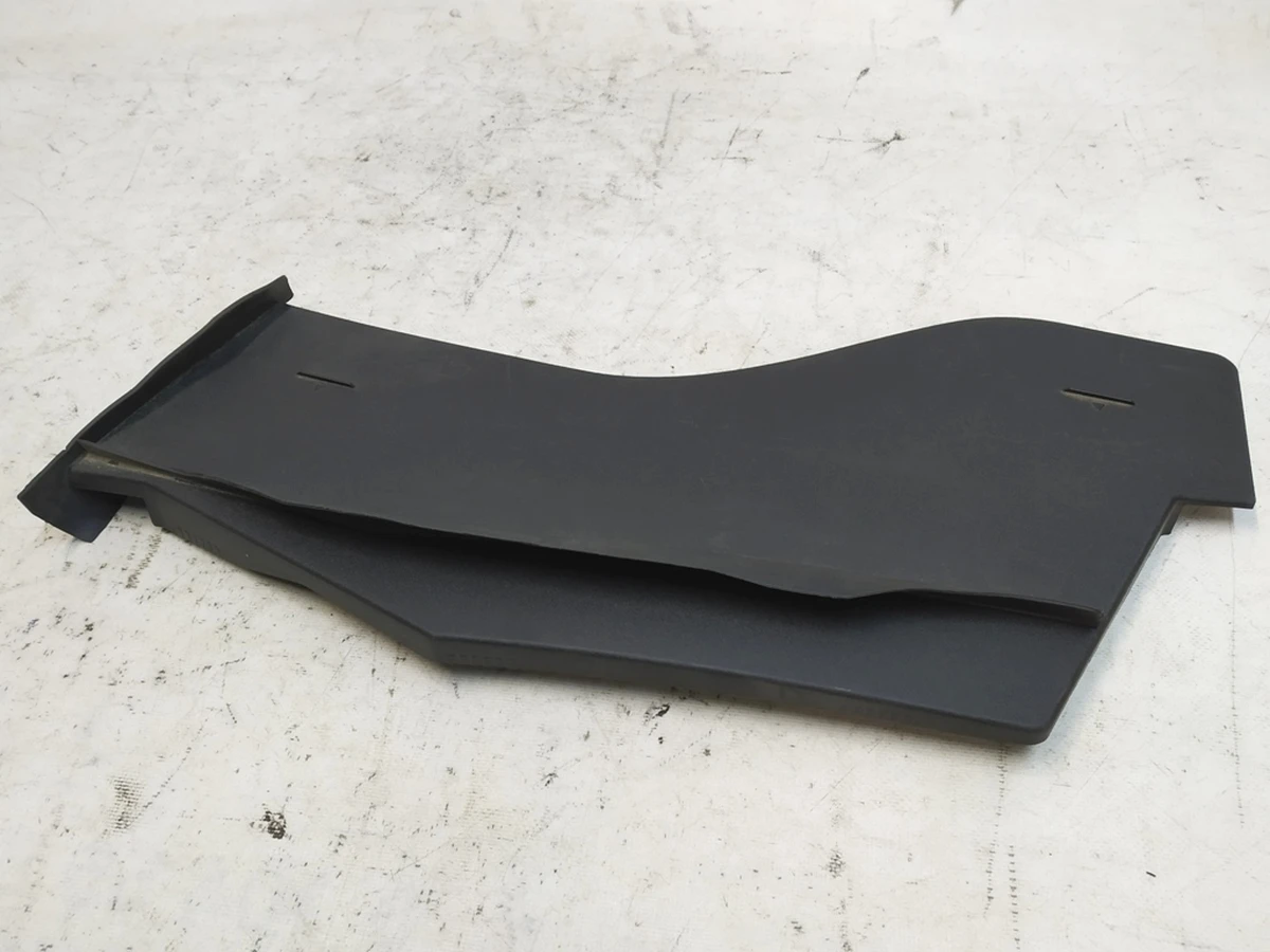 Кришка кожуха водовідвідного короба ліва з пошкодженням Audi E-tron 4KL819447