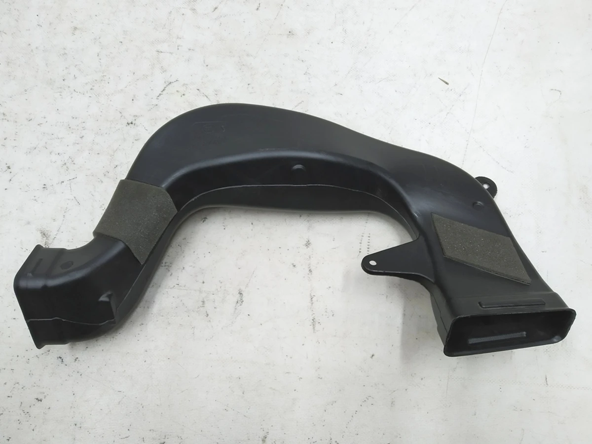 Повітропровід передній правий пасажирський Audi E-tron 4KL819656