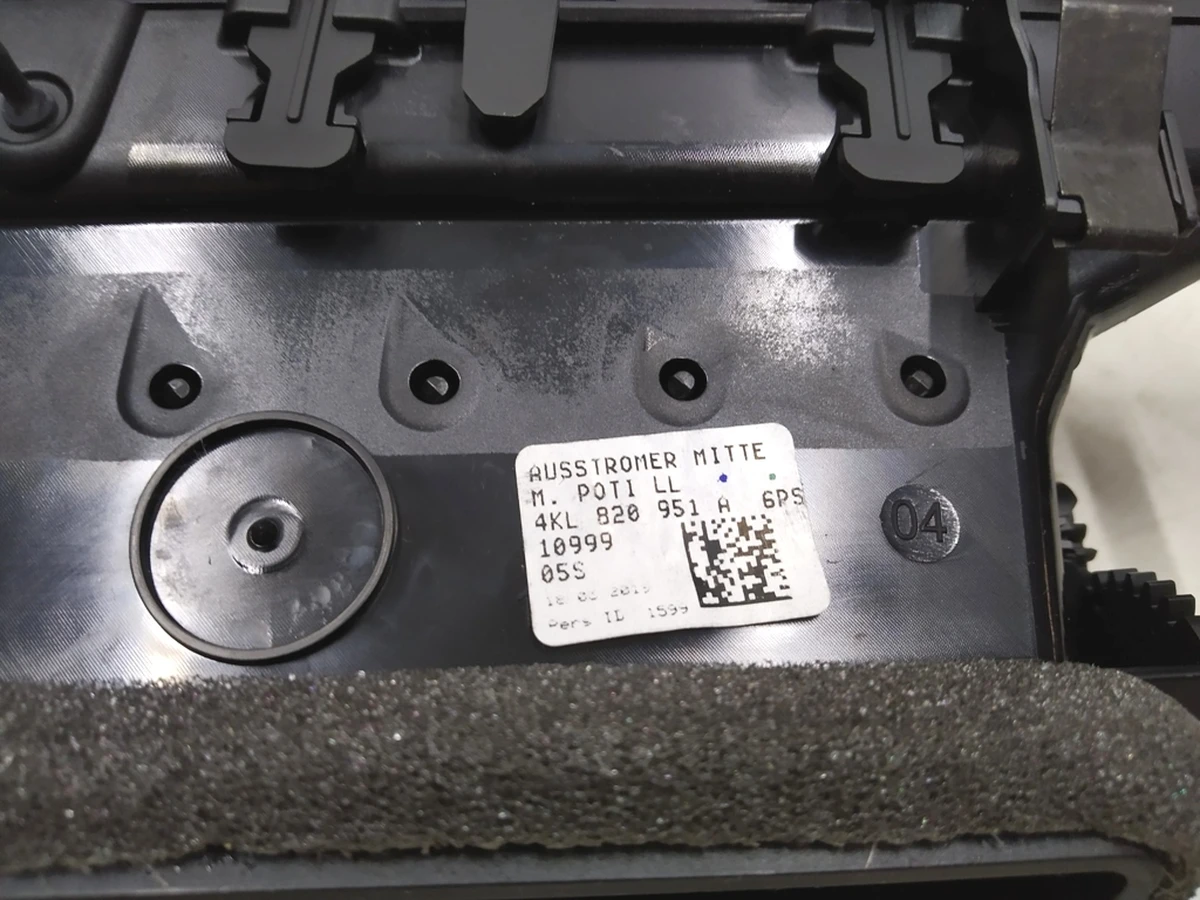 Front panel deflector central double assembly Audi E-tron 4KL820951A