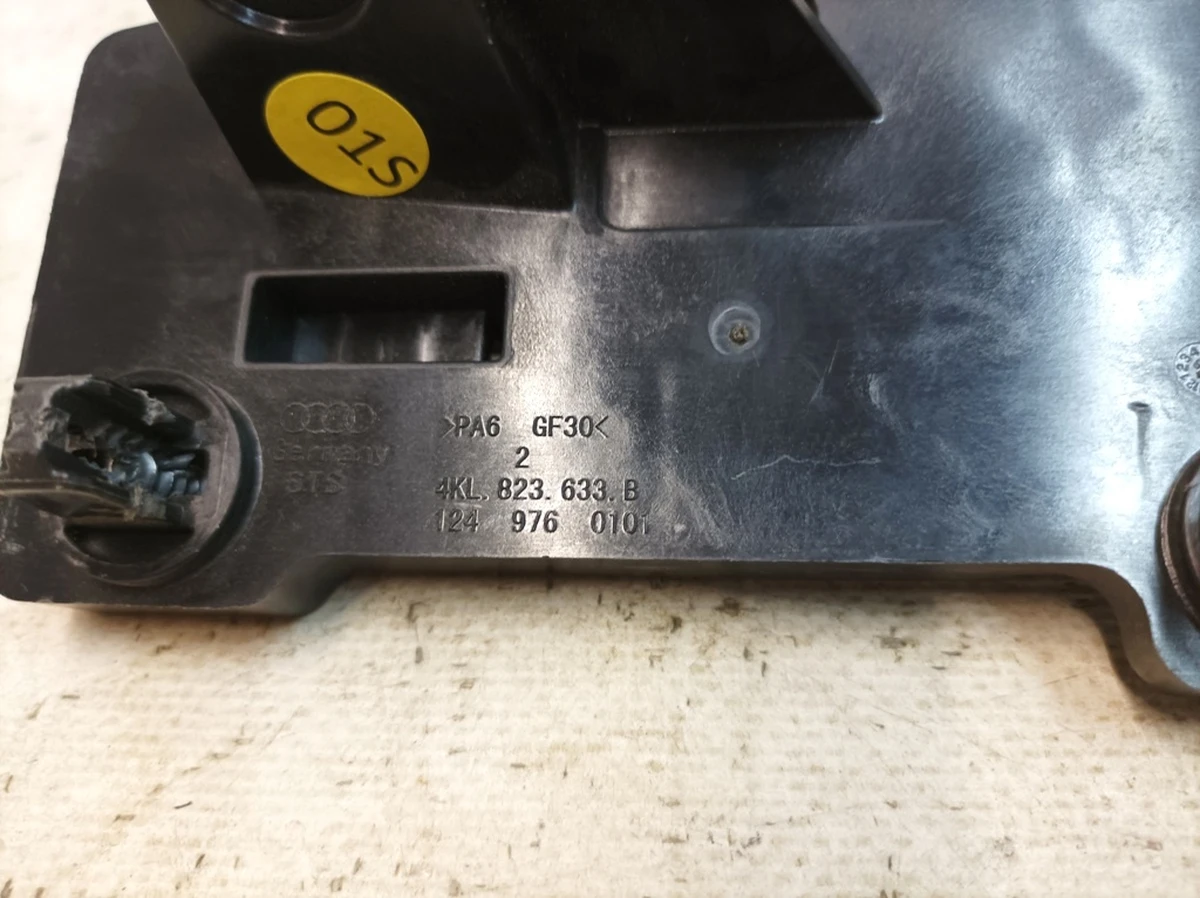 Кронштейн опорный рычага привода открытия капота с повреждением Audi E-tron 4KL823633B