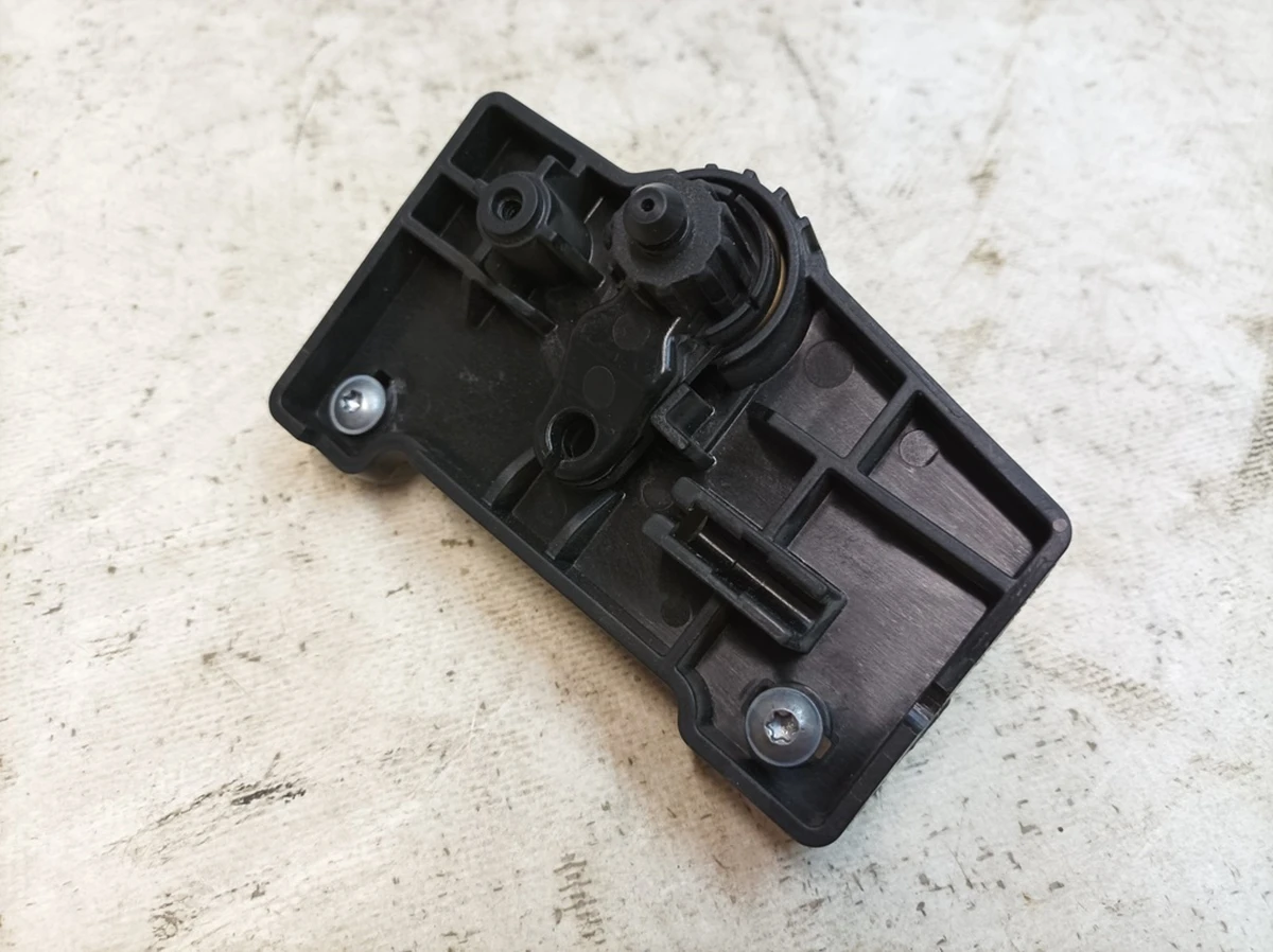 Кронштейн опорный рычага привода открытия капота с повреждением Audi E-tron 4KL823633B