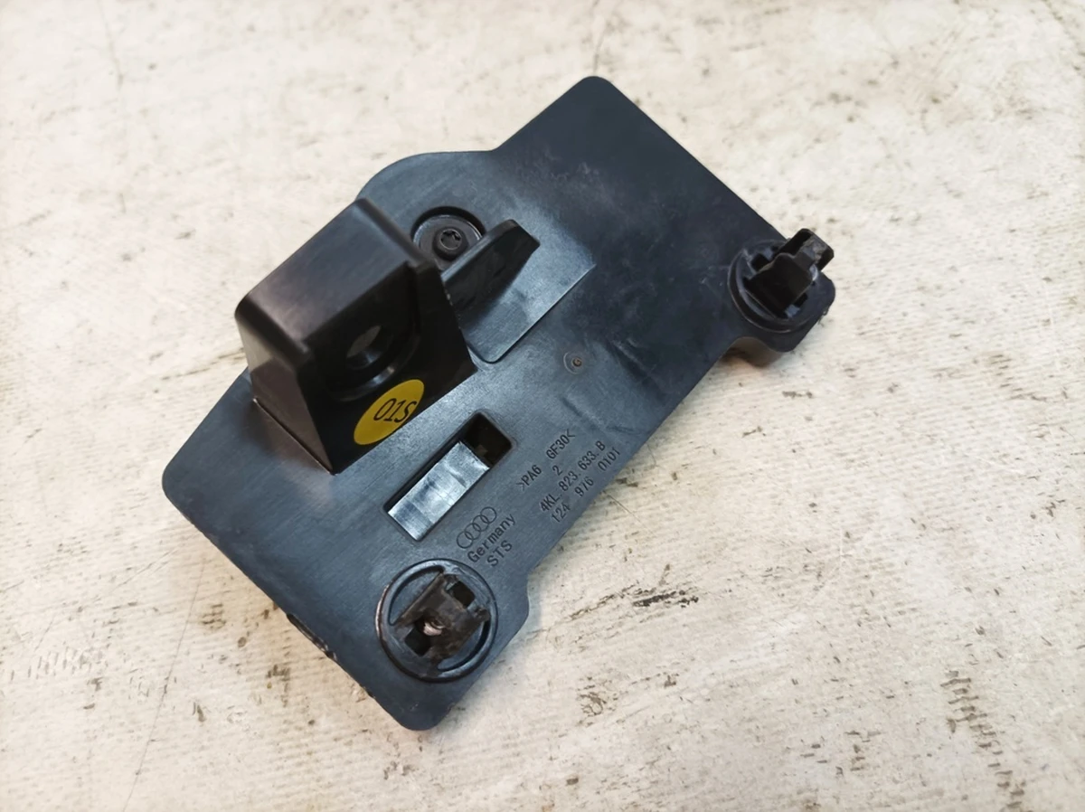 Кронштейн опорный рычага привода открытия капота с повреждением Audi E-tron 4KL823633B