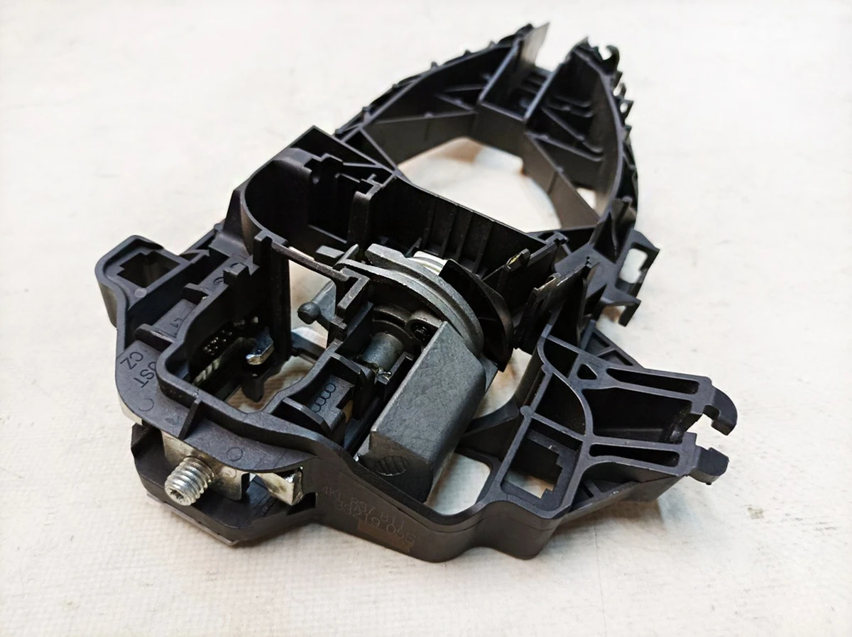 Корпус ручки зовнішніх дверей передніх лівих з механізмом відкриття Audi E-tron 4KL837811